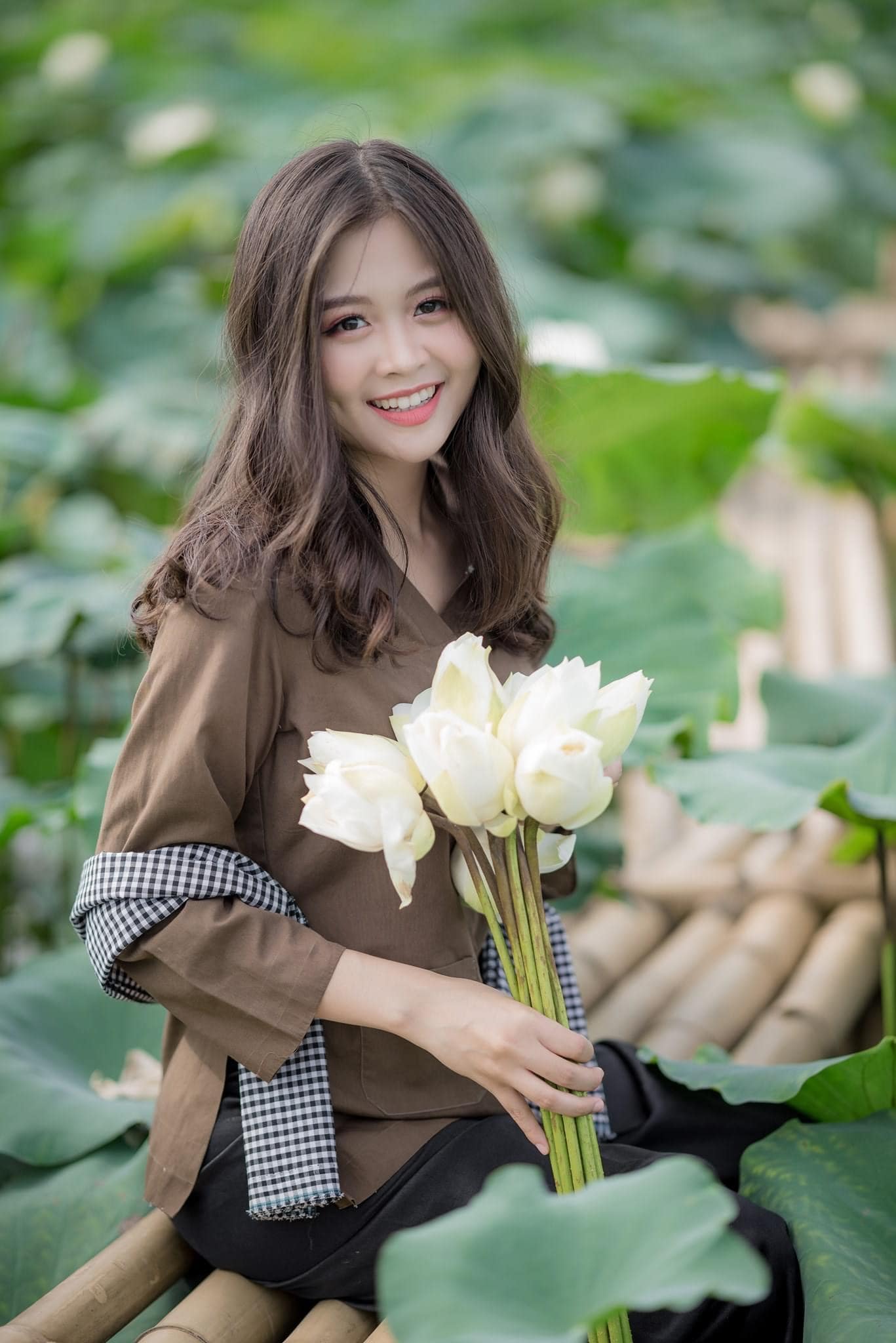 101+ Tư Thế Chụp Ảnh Sống Ảo Với Hoa Sen Đẹp Lung Linh Triệu Like