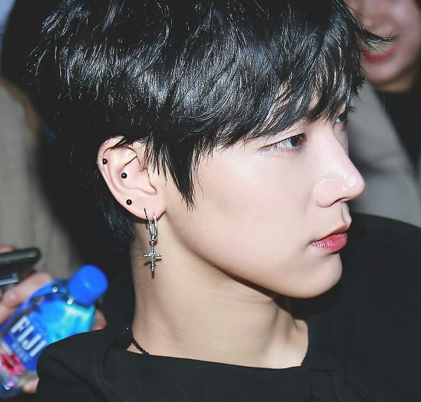 Rất Hay: Con trai đeo khuyên tai bên nào ? Ý nghĩa đeo khuyên tai 1 bên? - Cool Mate