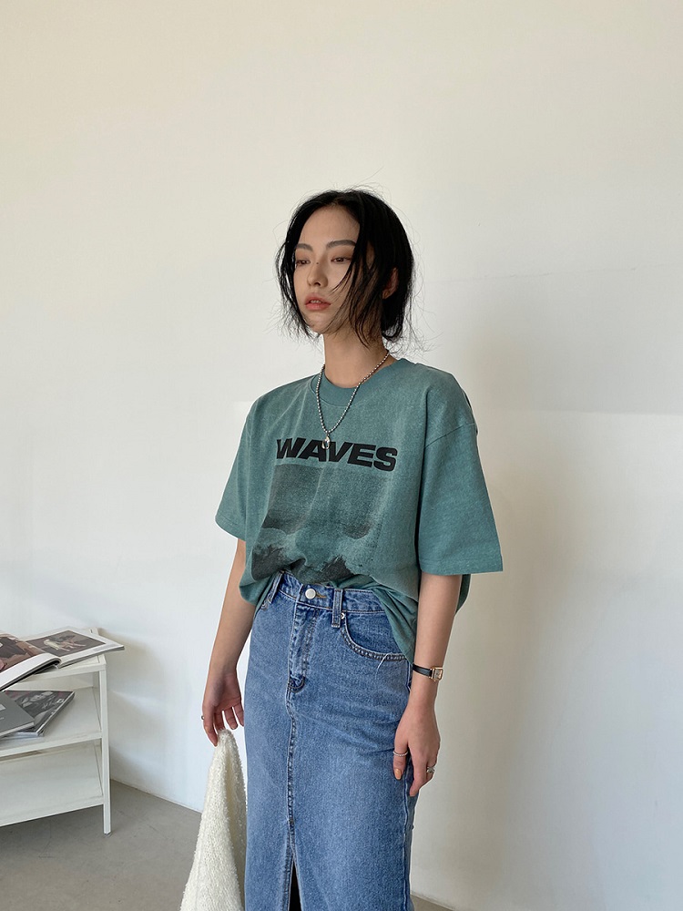 Chân váy jean dài qua gối phối cùng áo phông