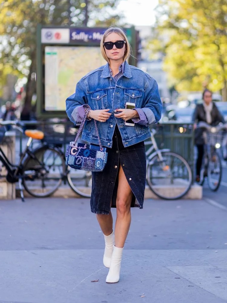 chân váy jean cùng áo khoác denim