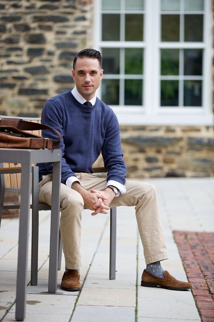 Áo nỉ là gì? Cách phối đồ với áo len như một tín đồ thời trang chính hiệu