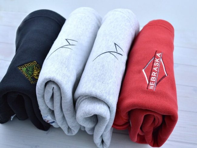 Áo nỉ là gì? Cách phối đồ với áo len như một tín đồ thời trang chính hiệu