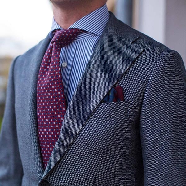 Cổ vest nam được thiết kế để phù hợp với dáng người của bạn