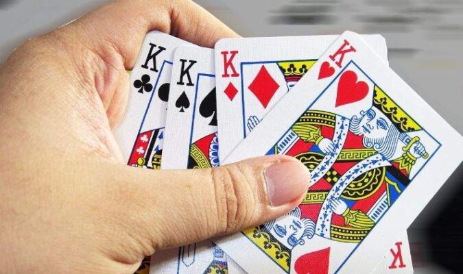 Bài Tứ Quý Là Gì? Những Lưu Ý Quan Trọng Khi Chơi Bài Tứ Quý