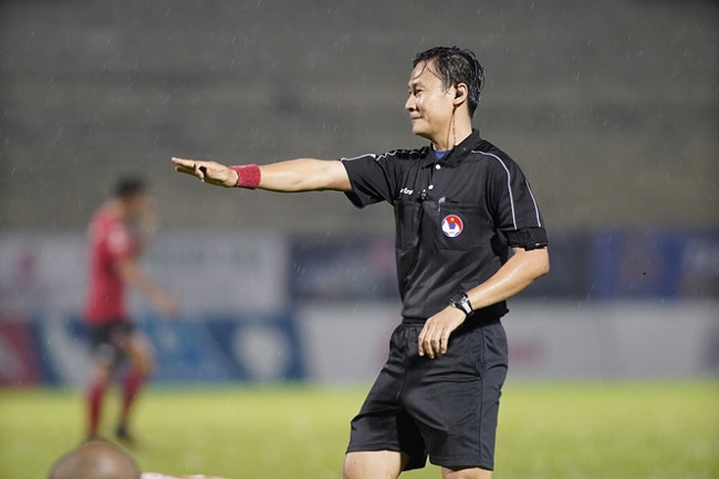 Số lượng trọng tài chính xác trong một trận bóng đá