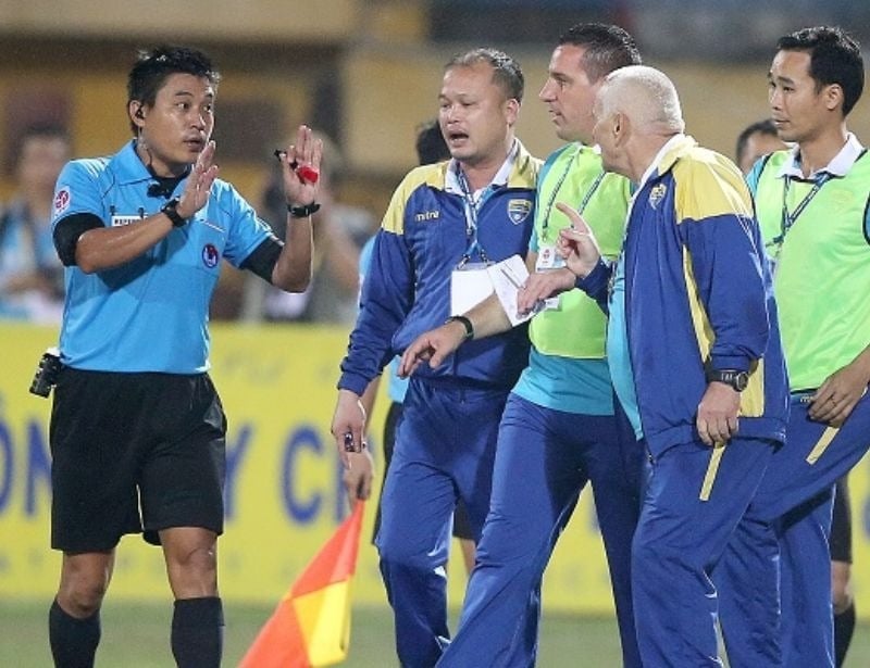 Có bao nhiêu trọng tài trong một trận bóng đá? Vai trò, tầm quan trọng | Sport9 Việt Nam