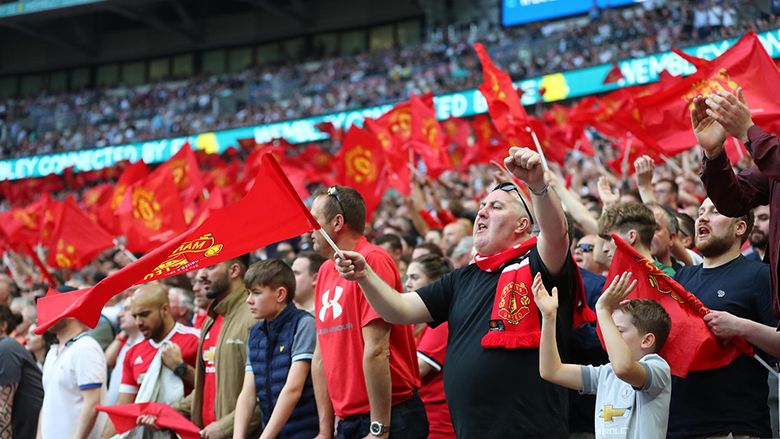 Bạn gọi người hâm mộ MU là gì? Cụm từ "Người hâm mộ Man Utd rút lui vào hang động" bắt nguồn từ đâu?