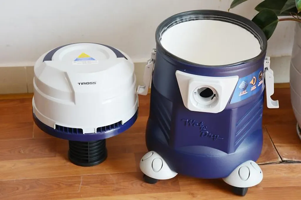 Máy hút bụi công nghiệp Tiross có khả năng hút bụi khô, bụi ướt và bụi thổi.