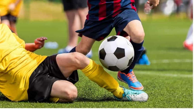 Tắc Bóng Là Gì? Kỹ Thuật Phòng Ngự Hiệu Quả Trong Bóng Đá