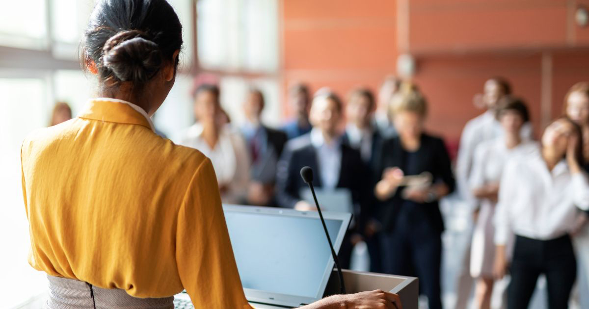 PR là gì? Tóm tắt những kiến thức cần thiết về tiếp thị quan hệ công chúng.