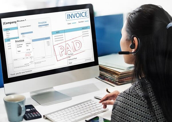 Kế toán viên chịu trách nhiệm cho nhiều nhiệm vụ liên quan đến tài chính của công ty.