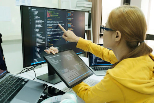 Người giám khảo cần ghi lại quá trình suy nghĩ và quy trình giám khảo của mình.