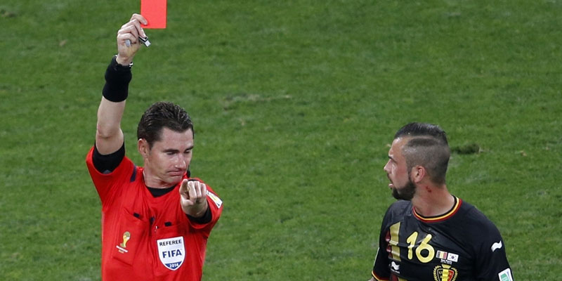 Treo giò là gì và lý do, quy định treo giò cầu thủ trong bóng đá - selkirkfc