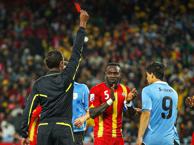 Treo giò là gì và lý do, quy định treo giò cầu thủ trong bóng đá - selkirkfc