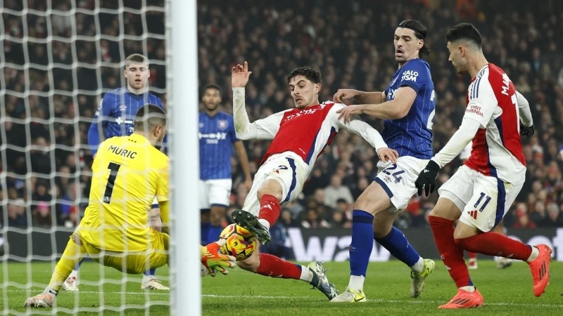 Gần như vị trí này có phong cách chơi khác biệt hoàn toàn với mọi vị trí khác theo bóng đá truyền thống Chiến thuật tiền đạo ảo gây ra sự xáo trộn cực lớn cho hàng thủ