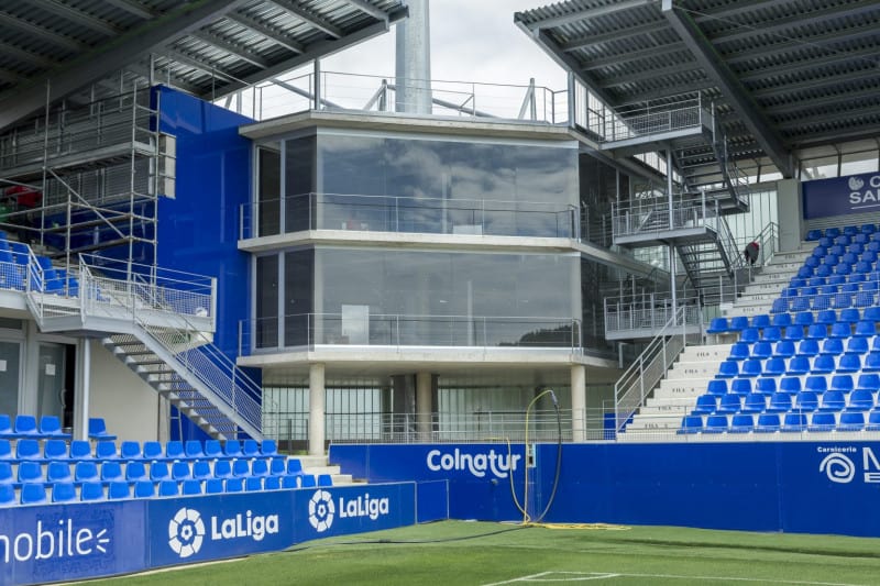 Thiết kế hiện đại của khán đài sân El Alcoraz