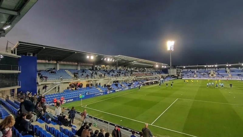 Mặt cỏ xanh mướt bên trong sân El Alcoraz